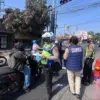 Abu Vulkanik Mulai Menyebar, Polresta Bandung Bagi-bagi Masker di Jalan