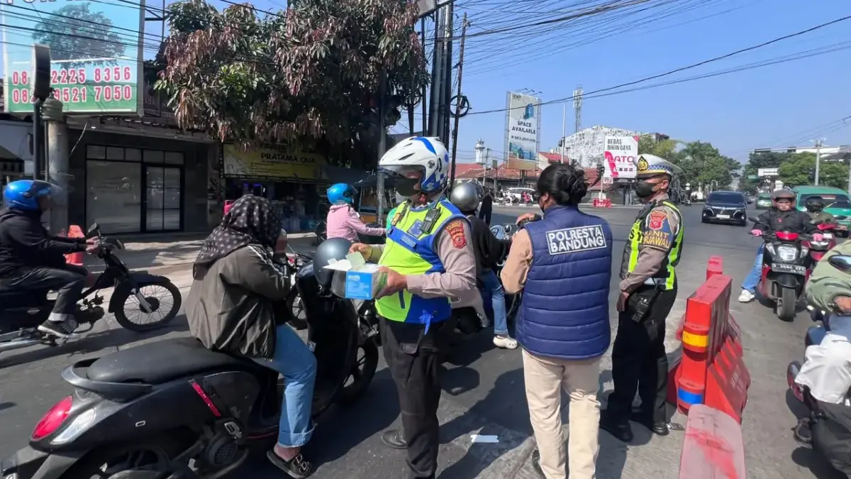 Abu Vulkanik Mulai Menyebar, Polresta Bandung Bagi-bagi Masker di Jalan