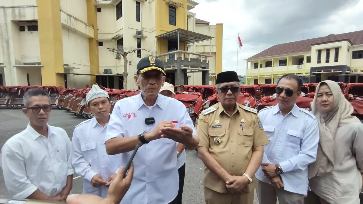 200 Becak Listrik Bantuan Presiden Diberikan untuk Pengayuh Lansia di Kota Banjar 200 Becak Listrik Bantuan Presiden Diberikan untuk Pengayuh Lansia di Kota Banjar