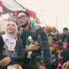 Bupati Bandung Barat, Jeje Ritchie Ismail disambut warga saat meninjau perbaikan jalan Cilumber-Cikole sepanja
