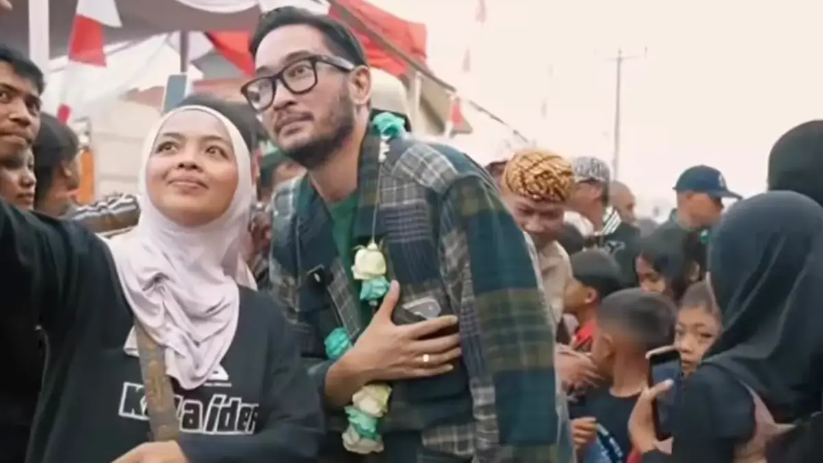 Bupati Bandung Barat, Jeje Ritchie Ismail disambut warga saat meninjau perbaikan jalan Cilumber-Cikole sepanja