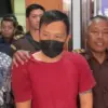 Taufik Hidayat pelaku penganiayan terhadap YTR saat dibawa oleh Tim Kejaksaan Negeri Kabupaten Bandung ke Ruta