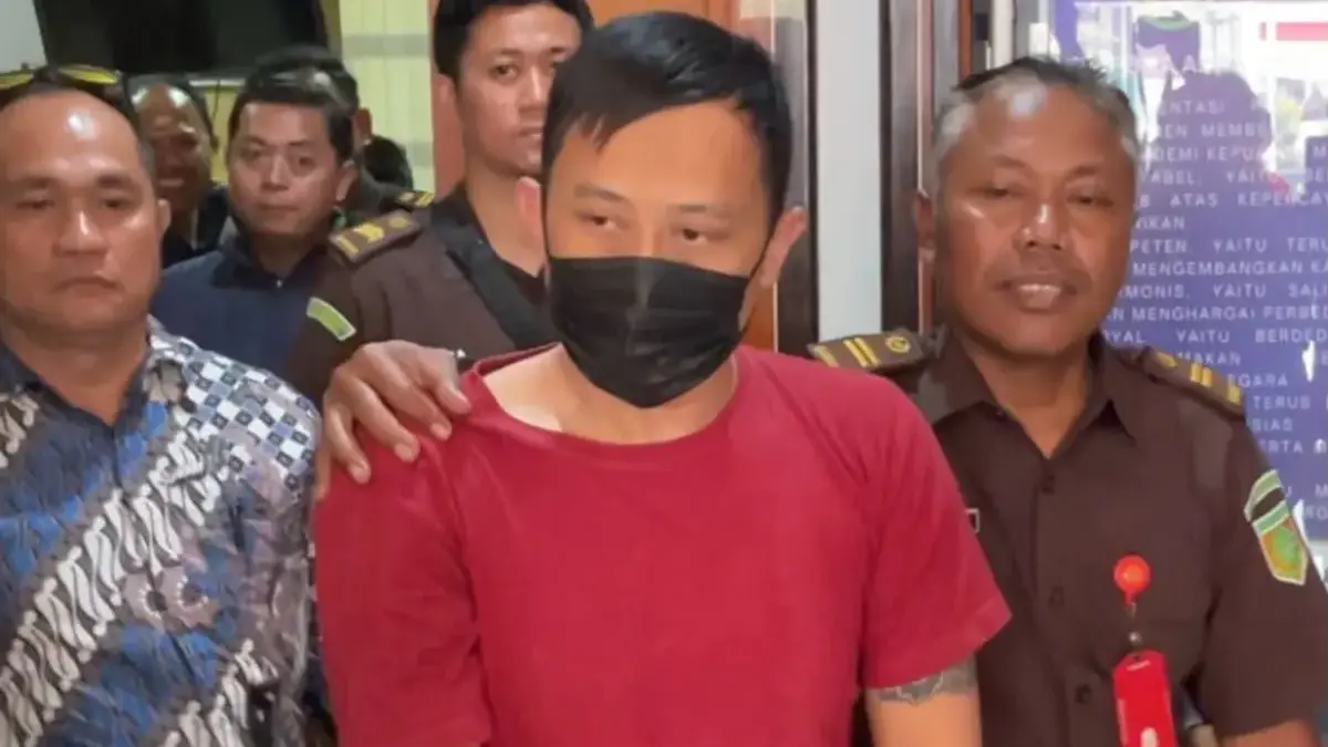 Taufik Hidayat pelaku penganiayan terhadap YTR saat dibawa oleh Tim Kejaksaan Negeri Kabupaten Bandung ke Ruta