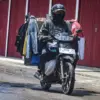 Pengendara sepeda motor menggunakan masker untuk mengurangi dampak abu vulkanik di Bandung, Selasa (8/9/2026).