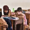 Sejumlah siswa SDN 026 Bojongloa mengikuti pembelajaran di SDN 148 Cibaduyut, Kota Bandung, Selasa (8/9/2026).