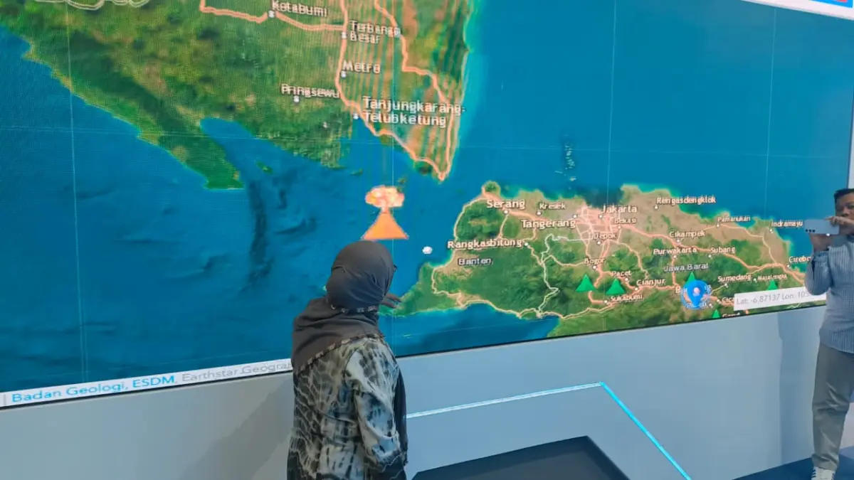 Badan Geologi: Enam Gunung Api Indonesia Jadi Prioritas Pemantauan, Termasuk Anak Krakatau Dok. Kepala Badan Geologi Kementrian ESDM, Lana Saria saat menunjukan beberapa peta lokasi sebaran gunung api
