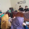 Pihak PGRI Sumedang ketika membahas video orasi IR yang dinilai menyudutkan profesi guru. (PGRI Sumedang for J
