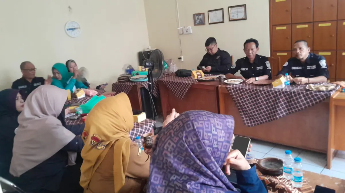 Pemaparan Orator Dinilai Sudutkan Profesi Guru saat Demo di DPRD Sumedang, PGRI Ambil Jalur Hukum Pihak PGRI Sumedang ketika membahas video orasi IR yang dinilai menyudutkan profesi guru. (PGRI Sumedang for J