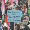 Tampak massa yang merupakan relawan SPPG di Tasikmalaya saat berdemo menuntuk program MBG dilanjutkan