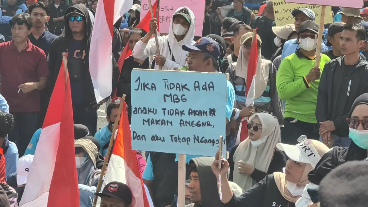 Tampak massa yang merupakan relawan SPPG di Tasikmalaya saat berdemo menuntuk program MBG dilanjutkan