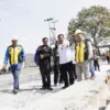 Anggota Komisi IV Tedy Rusmawan meninjau perbaikan jalan