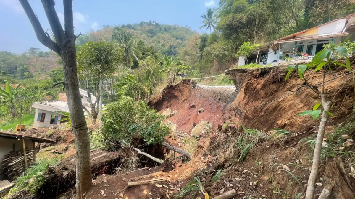 Irigasi Leuwikuya Jebol, 10 Rumah di Kutawaringin Bandung Terdampak Irigasi Leuwikuya Jebol, 10 Rumah di Kutawaringin Bandung Terdampak