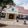 Pengendara sepeda motor melintas di Rutan Kelas I Kebonwaru, Jalan Jakarta, Kota Bandung, Rabu (9/9/2026). Fot