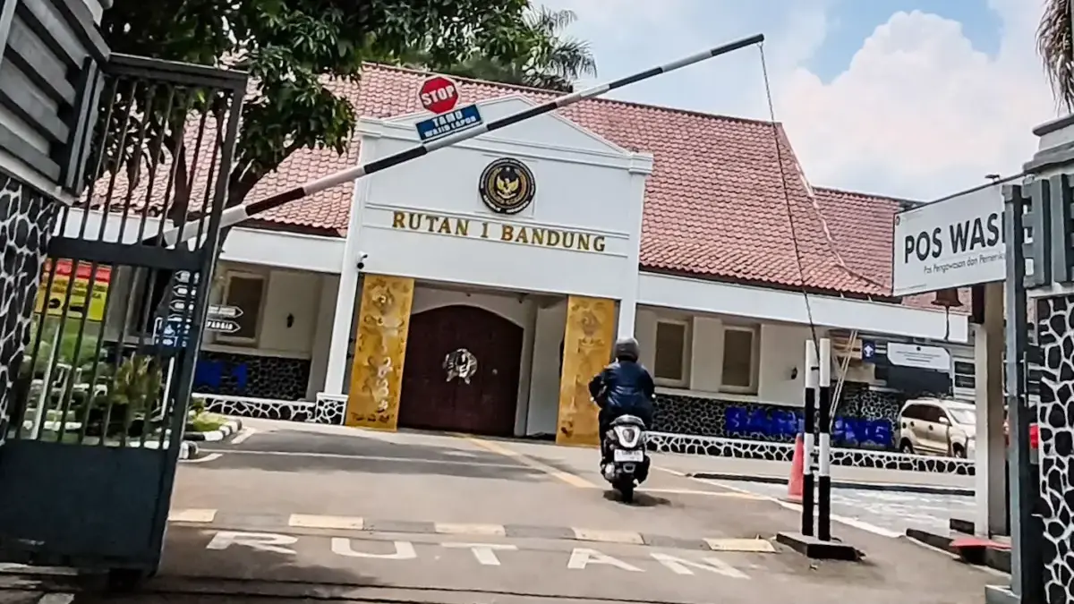 Pengendara sepeda motor melintas di Rutan Kelas I Kebonwaru, Jalan Jakarta, Kota Bandung, Rabu (9/9/2026). Fot