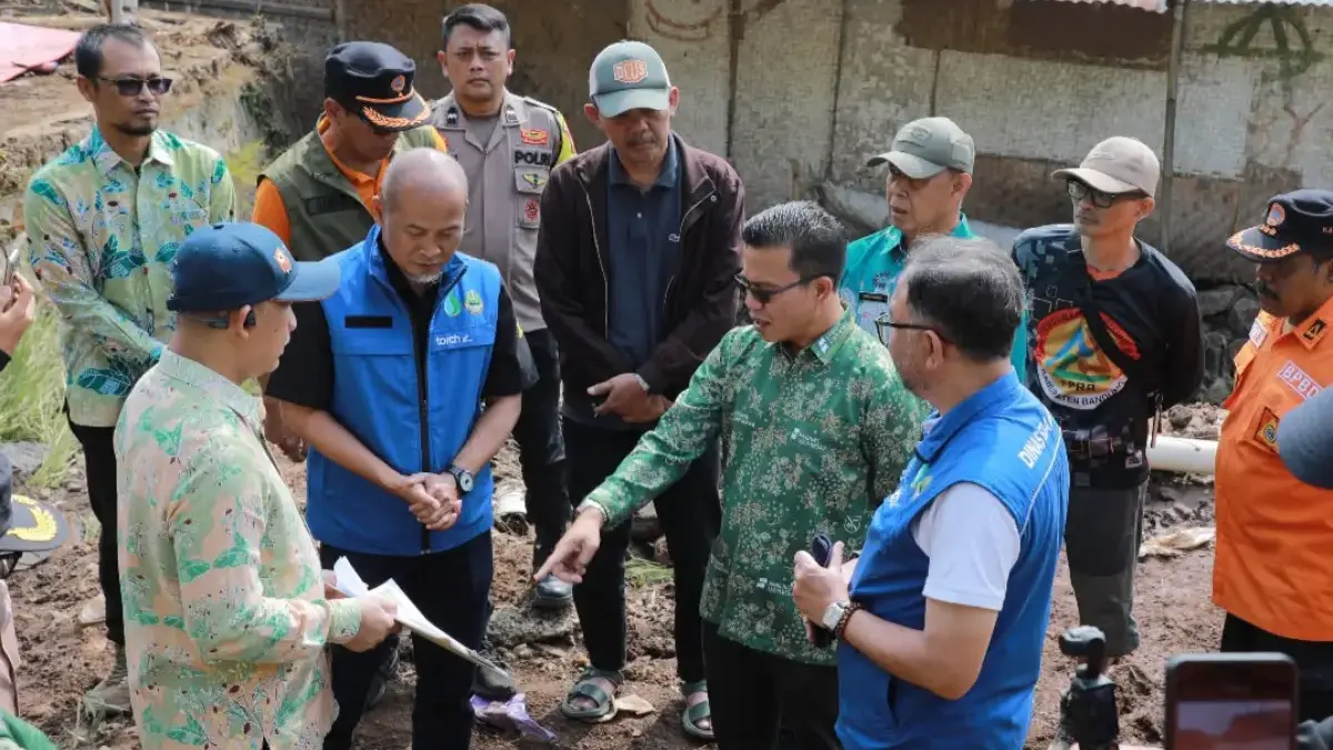 Bupati Bandung Dadang Supriatna meninjau langsung lokasi jebolnya irigasi Leuwikuya di Bojongloa, Desa Kutawar