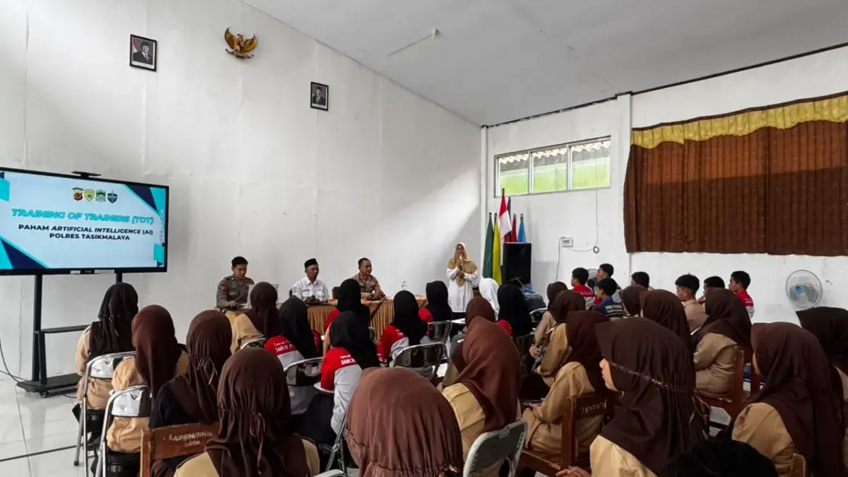 Polres Tasikmalaya gelar Training of Trainer (TOT) Paham AI di SMKN 1 Puspahiang, Kabupaten Tasikmalaya, Kamis
