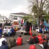 Buruh dari berbagai serikat menggelar aksi di DPRD Jawa Barat, Kamis (10/9). (son)