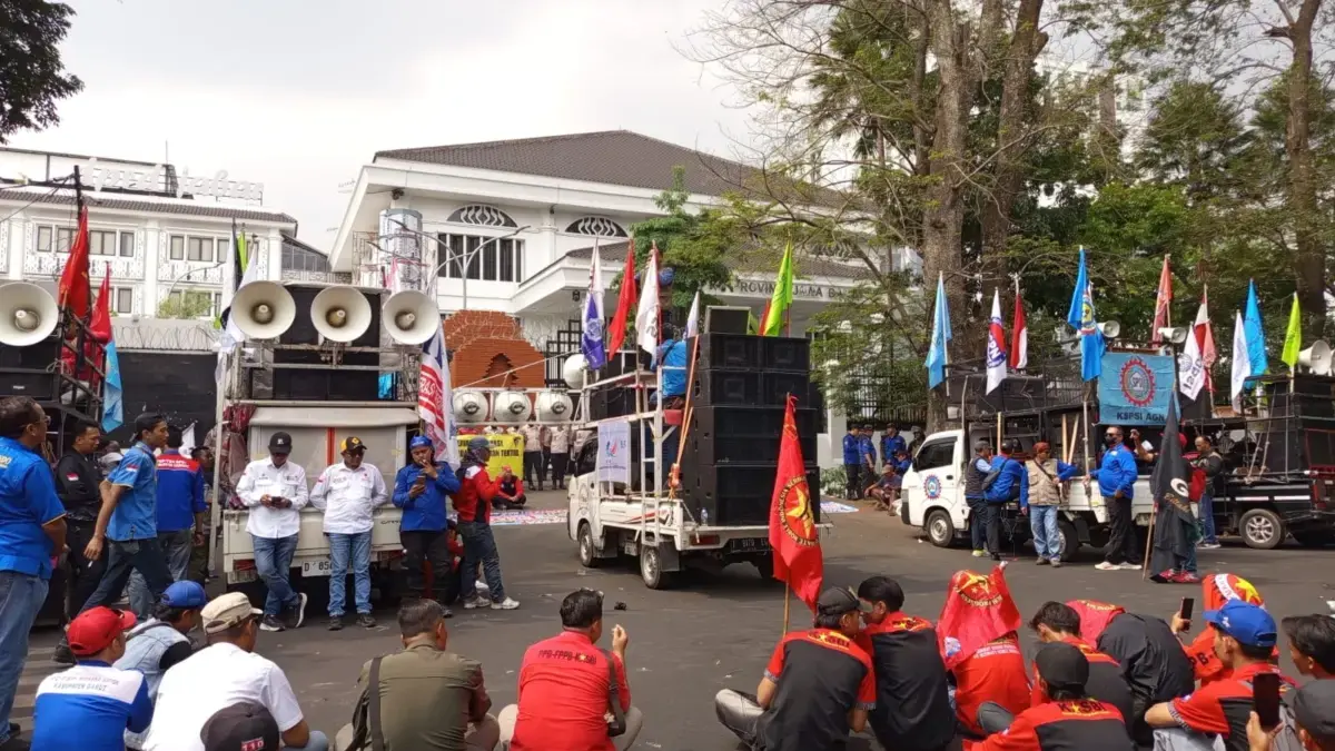 Buruh dari berbagai serikat menggelar aksi di DPRD Jawa Barat, Kamis (10/9). (son)