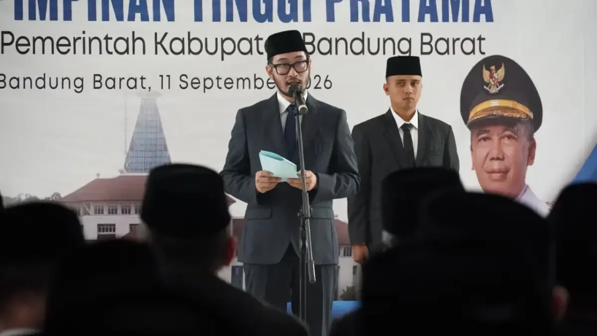 Bupati Bandung Barat, Jeje Ritchie Ismail saat melantik 11 pejabat pimpinan tinggi pratama. Jumat (11/9). Dok