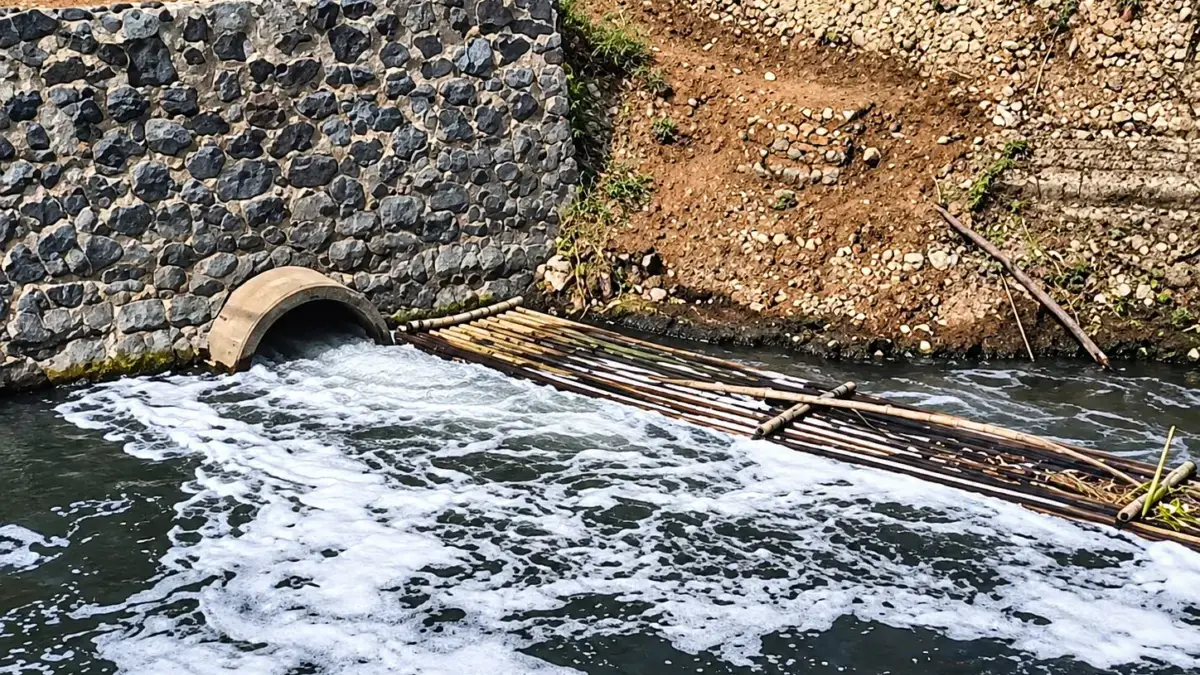 Sebulan Usai Diselidiki DLH KBB, Limbah Kembali Cemari Sungai Cihaur Sungai Cihaur di Desa Cipeundeuy, Kecamatan Padalarang, KBB kembali tercemar limbah pabrik. Dok Jabar Ekspres/