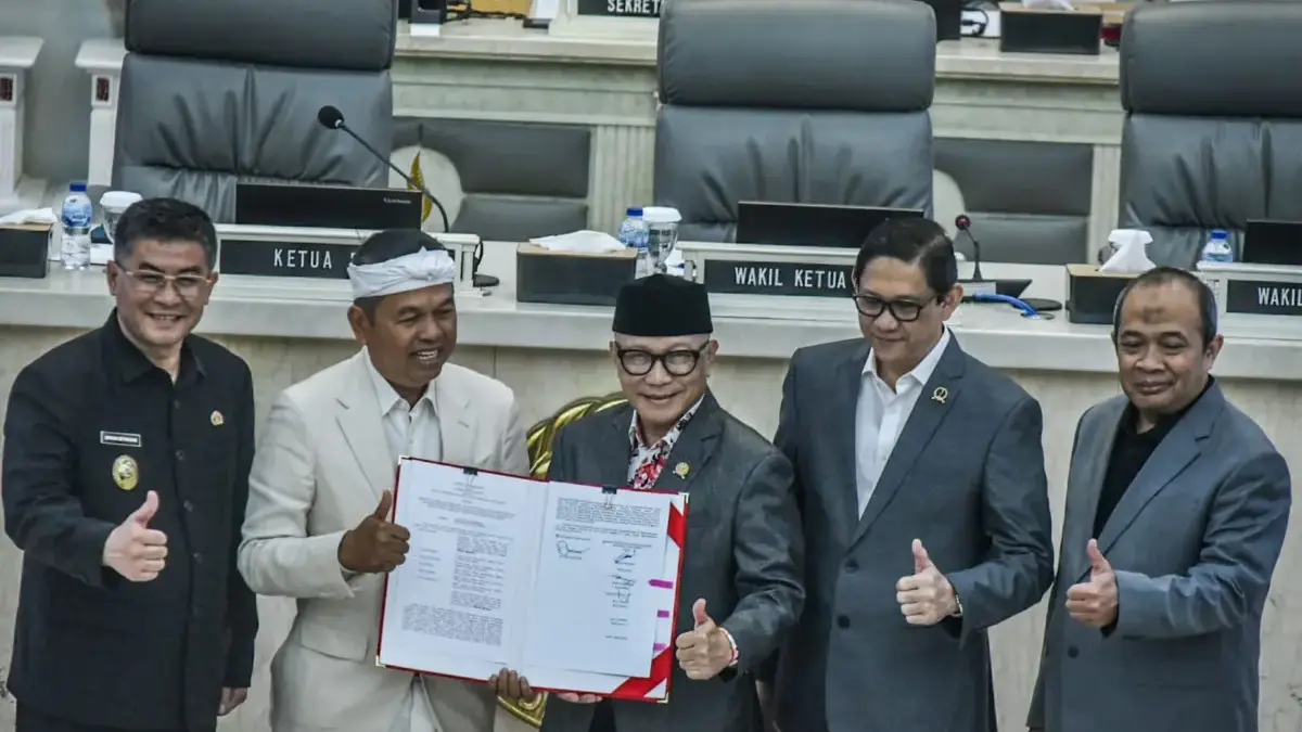 Gubernur Jawa Barat Dedi Mulyadi (kedua kiri) bersama Wakil Gubernur Jawa Barat Erwan Setiawan (kiri) dan Ketu