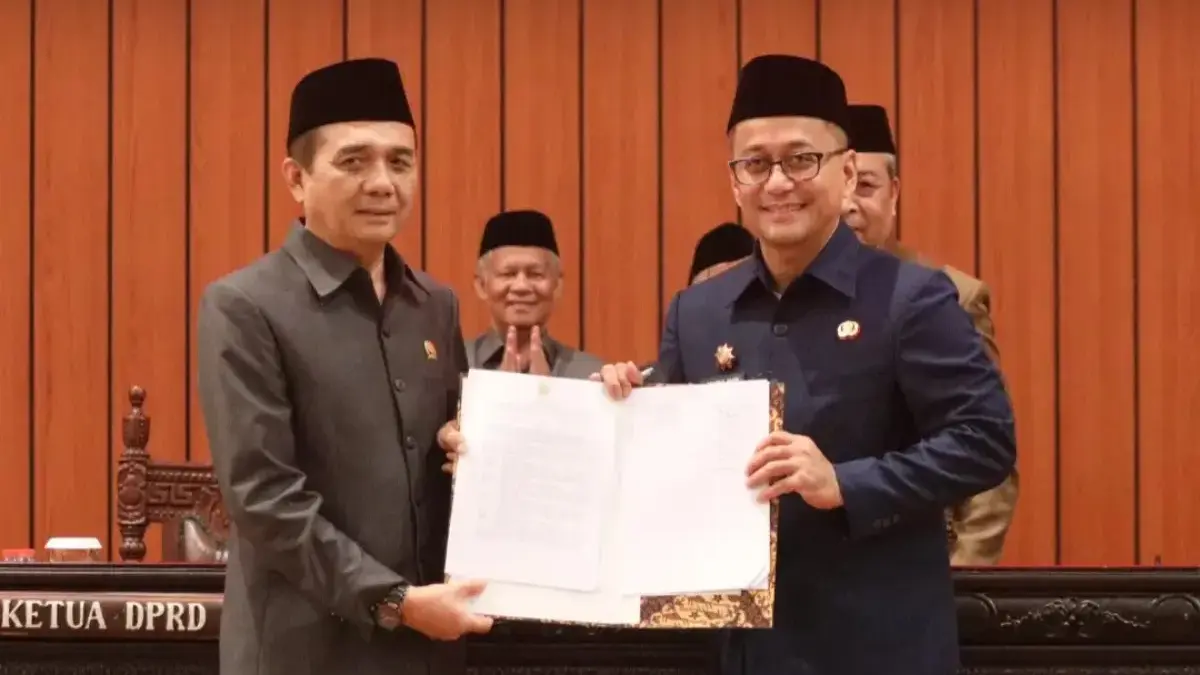 Bupati Cecep Nurul Yakin saat menerima berita acara hasil Raripurna DPRD dengan agenda penetapan APBD Perubaha