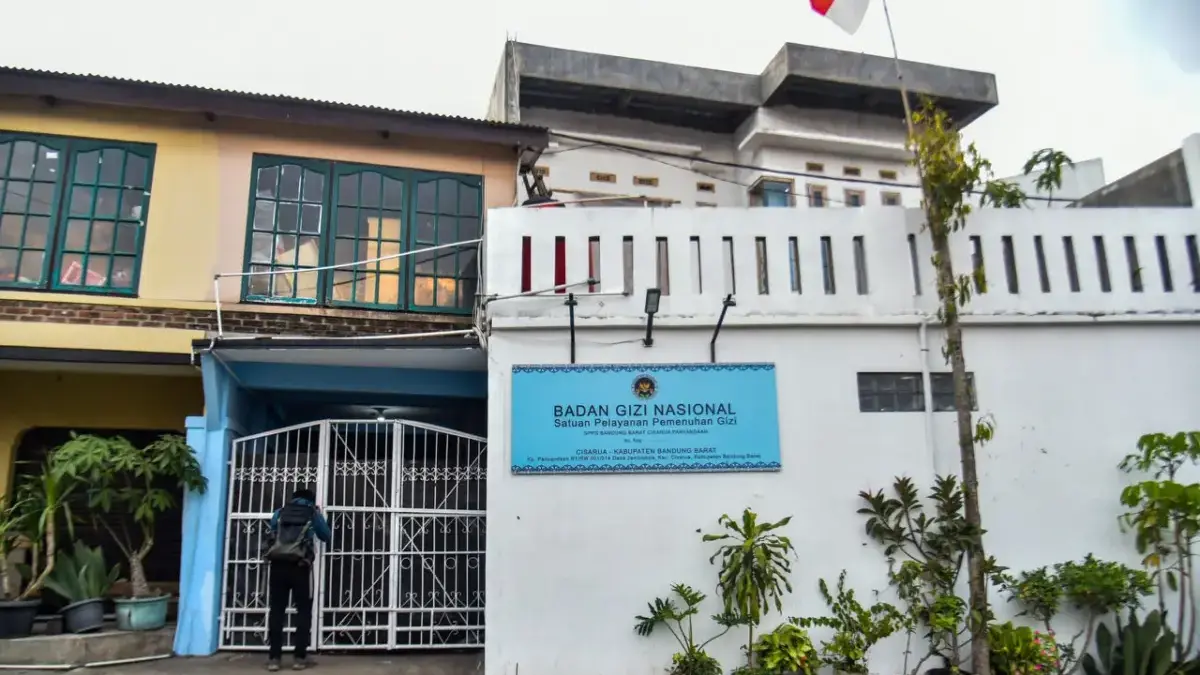 Jurnalis memotret suasana di depan fasilitas Satuan Pelayanan Pemenuhan Gizi (SSPG) Dapur Panyandaan di Kecama