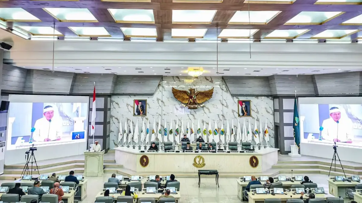 Gubernur Jawa Barat Dedi Mulyadi berpidato saat rapat paripurna di Gedung DPRD Jawa Barat, Kota Bandung, Jumat