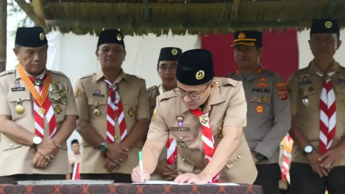 Tasik Jadi Kabupaten Pramuka, Bupati Cecep: Jangan Cuma Gagah di Seragam Bupati Cecep saat menandatangani peneguhan Tasikmalaya sebagai Kabupaten Pramuka/Foto: Humas Pemkab