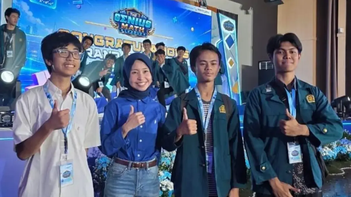 Raadhiyah Mardhiyyah, Project Manager The Genius Math League (kedua dari kiri), berfoto bersama Tiga Finalist