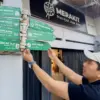 BERSOLEK : Eka Rahmat Jaya menunjukkan beberapa penunjuk arah di Kampung Rajut Binong. (Hendrik/JE)