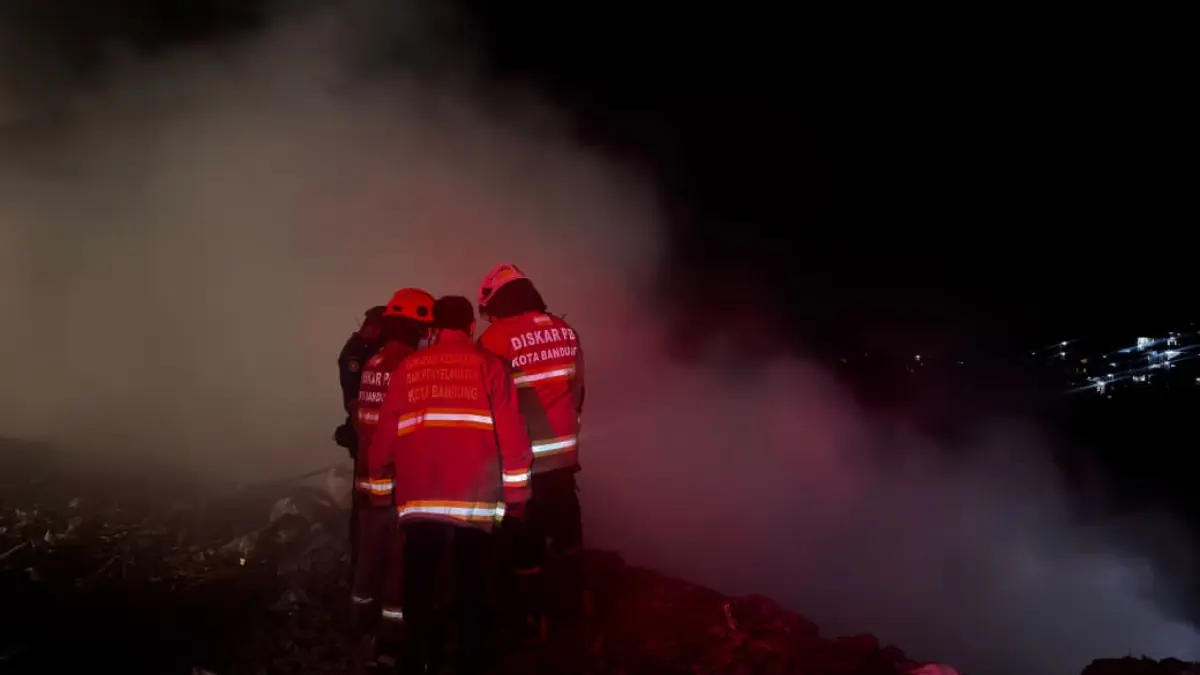 Lahan Punclut Terbakar, Diskarmatan Bandung Waspadai Timbunan Gas Metana Dok. Kebakaran lahan di kawasan Punclut Kota Bandung, Senin, (14/9) malam. Dok istimewa.