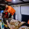 Ilustrasi: Petugas mengevakuasi pelajar yang diduga keracunan hidangan makan bergizi gratis (MBG) di Kabupaten