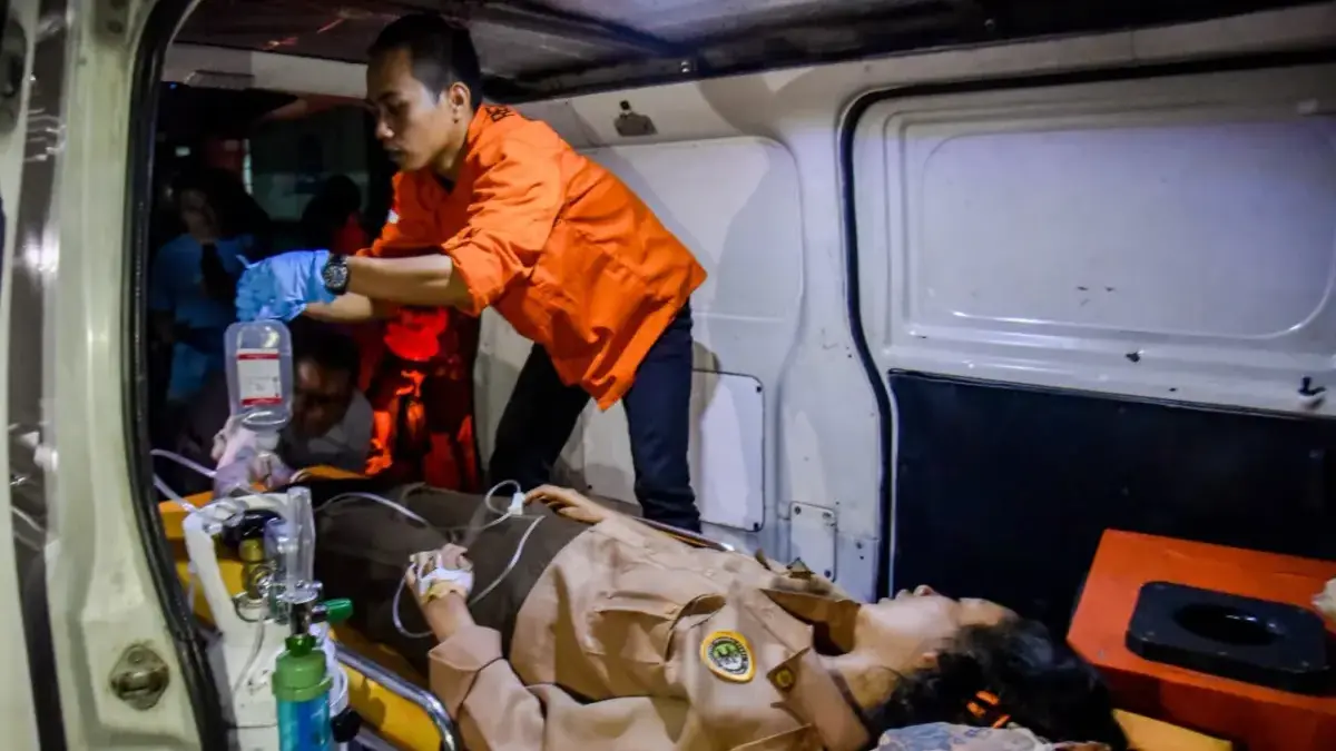 Ilustrasi: Petugas mengevakuasi pelajar yang diduga keracunan hidangan makan bergizi gratis (MBG) di Kabupaten