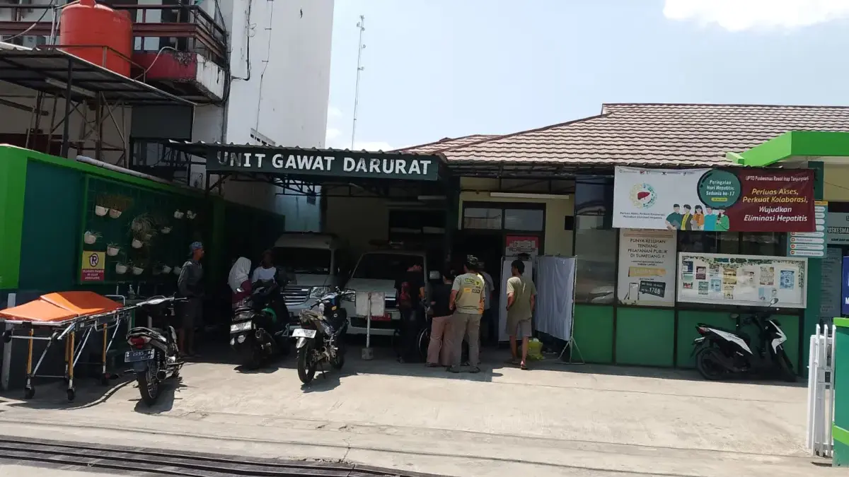 Seorang pengendara sepeda motor dilarikan ke Puskesmas Tanjungsari usai terlibat laka lantas dengan truk tront