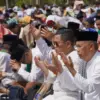 Wakil Bupati Bandung Barat, Asep Ismail saat memohon turun hujan usai melaksanakan shalat sunnah istisqa di Ke