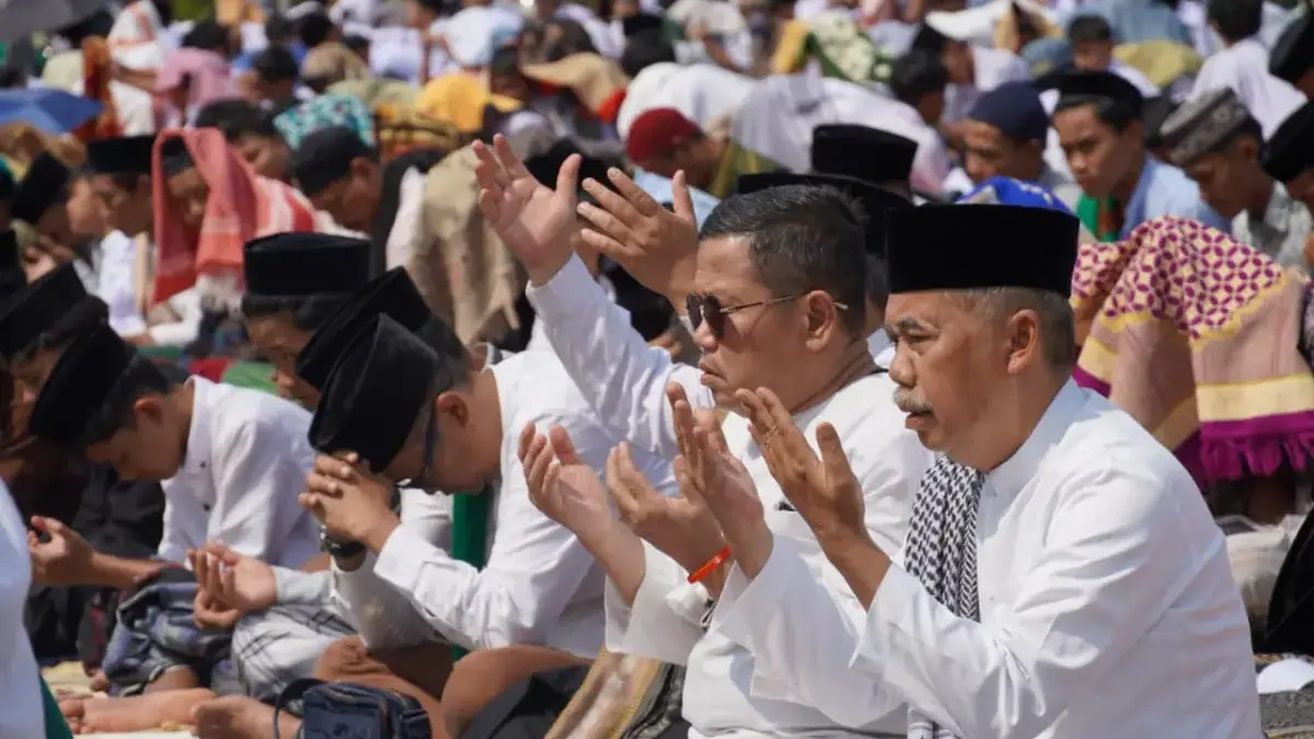 Hujan Tak Kunjung Turun, Ribuan Warga Cikalongwetan Bersimpuh dalam Doa Wakil Bupati Bandung Barat, Asep Ismail saat memohon turun hujan usai melaksanakan shalat sunnah istisqa di Ke