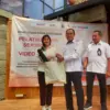 Wali Kota Cimahi, Ngatiyana saat Simbolis Memberikan Merchandise pada Peserta Pelatihan Video Editing (mong)