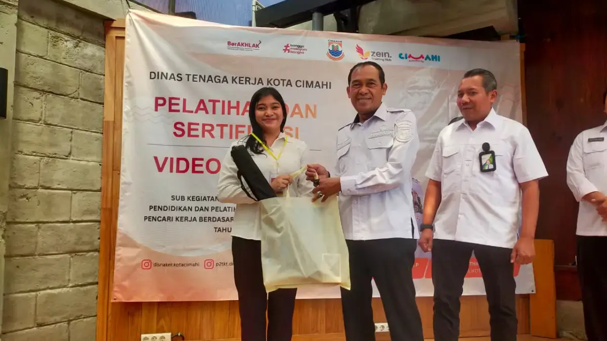 Wali Kota Cimahi, Ngatiyana saat Simbolis Memberikan Merchandise pada Peserta Pelatihan Video Editing (mong)