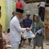 Wakil Bupati Bandung Barat, Asep Ismail saat meninjau langsung perbaikan rumah tidak layak huni di KBB. Rabu (