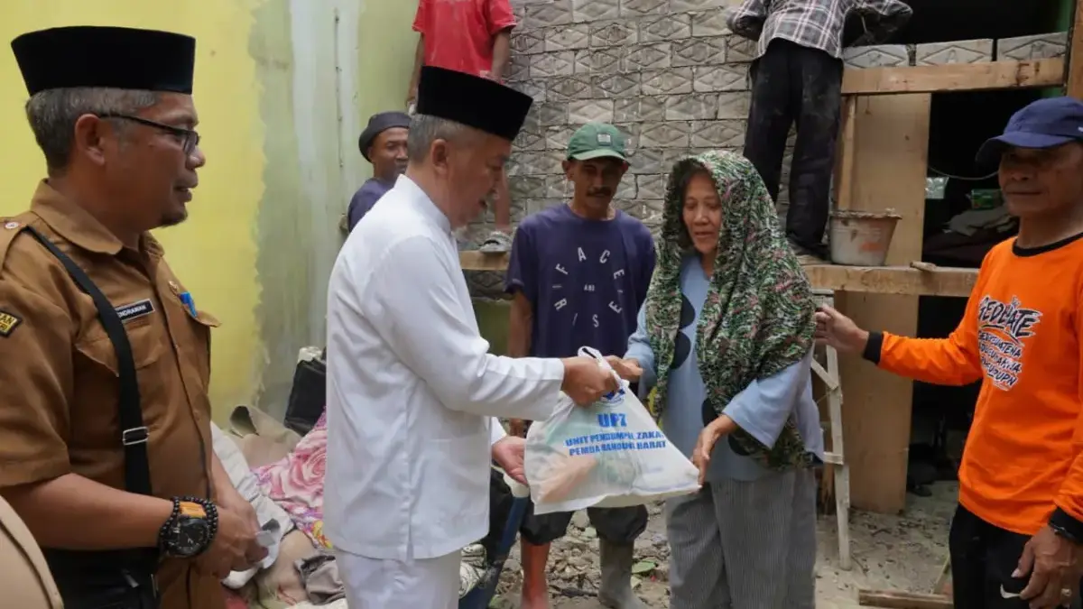 Ratusan Warga Bandung Barat Bakal Tempati Hunian Lebih Layak Wakil Bupati Bandung Barat, Asep Ismail saat meninjau langsung perbaikan rumah tidak layak huni di KBB. Rabu (