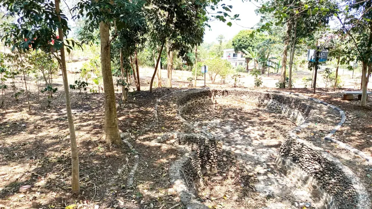 Kolam air di Bukit Mbah Garut yang nampak kering. (son)