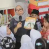 Salah Seorang Staf Pelayanan Perpustakaan Cimahi saat Memberikan Edukasi kepada Para Siswa-siswi (Mong)