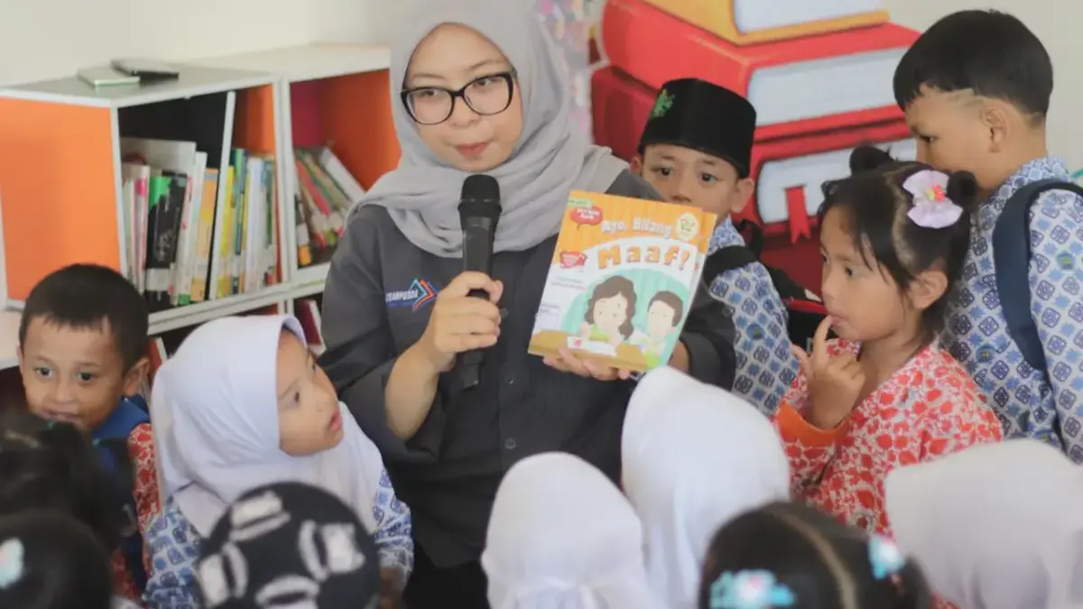 Salah Seorang Staf Pelayanan Perpustakaan Cimahi saat Memberikan Edukasi kepada Para Siswa-siswi (Mong)