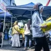 Warga membawa beras SPHP yang telah dibeli saat Gerakan Pangan Murah (GPM) di Kecamatan Cibeunying Kidul, Kota