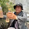 Warga Cangkorah saat menunjukan adanya limbah yang mencemari Waduk Saguling. Kamis (17/9). Dok Jabar Ekspres/S