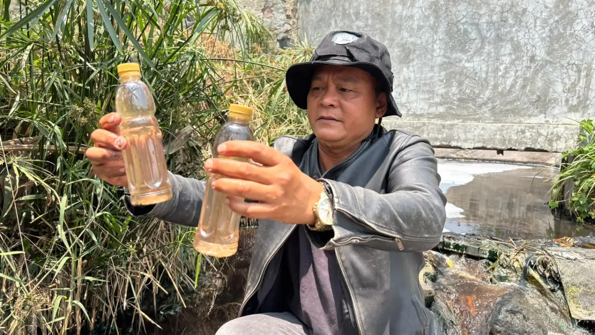 Warga Cangkorah saat menunjukan adanya limbah yang mencemari Waduk Saguling. Kamis (17/9). Dok Jabar Ekspres/S