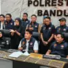 Konferensi pers Satres Narkoba Polrestabes Bandung saat berhasil mengungkap kasus pembuatan narkotika golonga