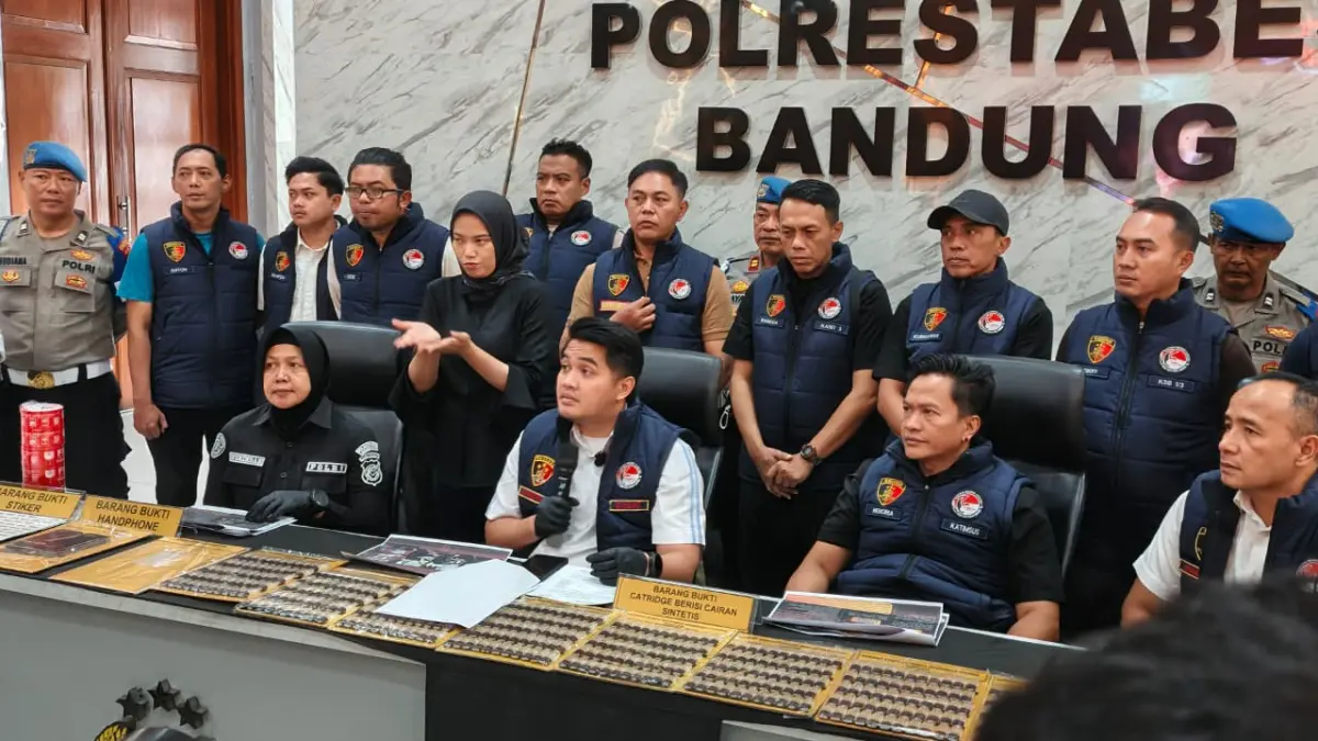 Konferensi pers Satres Narkoba Polrestabes Bandung saat berhasil mengungkap kasus pembuatan narkotika golonga