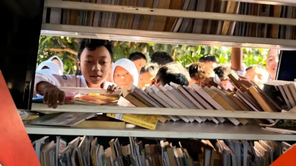 Perpustakaan Keliling Cimahi Kini Hadir Lebih Interaktif, Anak Diajak Bermain Sambil Belajar Sejumlah Siswa Sekolah sedang Membaca Buku saat Perpustakaan Keliling Hadir (Mong)